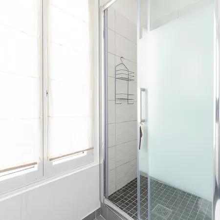 Beautiful And Bright Studio Near Belleville Parigi